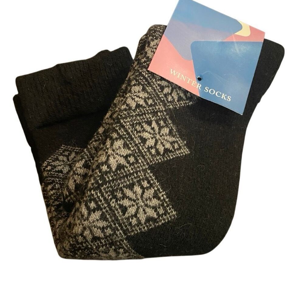 Wool blend winter socks NWT black and white one size